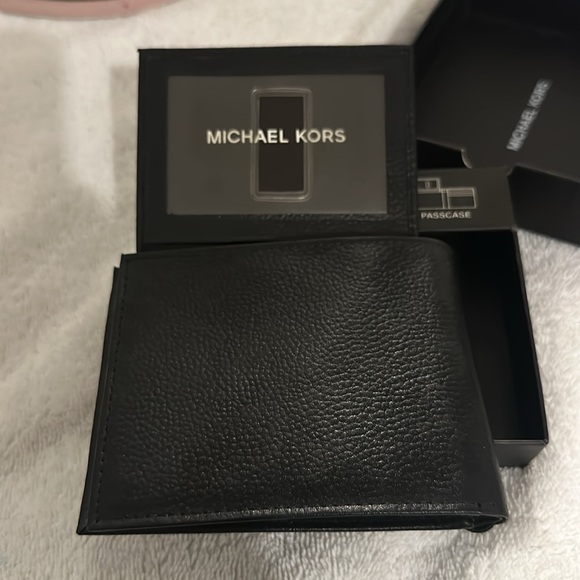 Michael Kors wallet - Picture 7 of 10